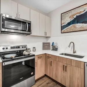 Spacious Castle W Gym Pool Free Parking I Walk To Dowtown N Broadway Apartment Nashville